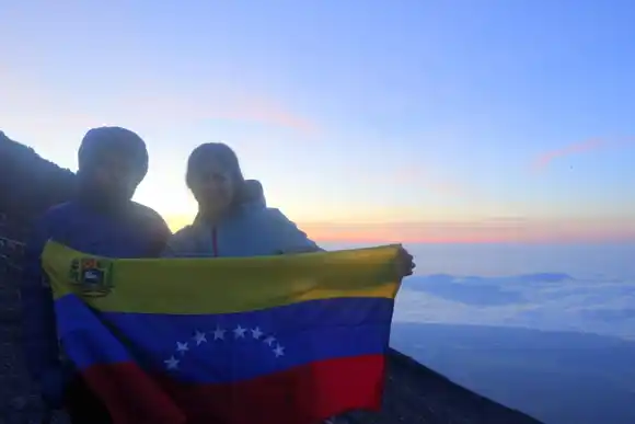 El día que la bandera de VENEZUELA llegó a la cima del monte Fuji