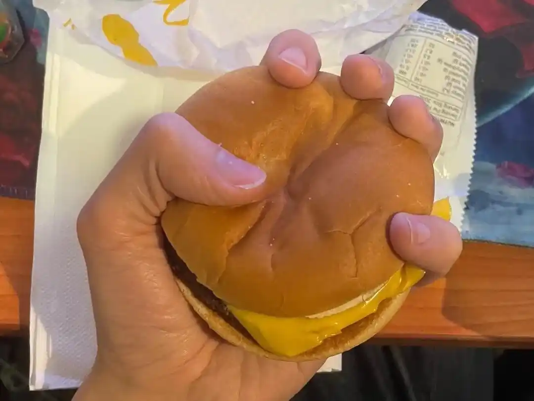 Pensando cuanto debería valer un dólar sentados en un McDonald’s