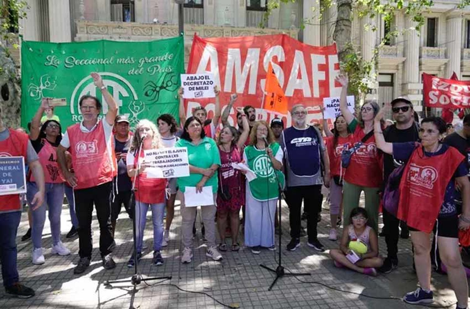 Gremios y organizaciones sociales de Rosario se movilizaron en contra el DNU de Milei: «No queremos el ajuste para los trabajadores»