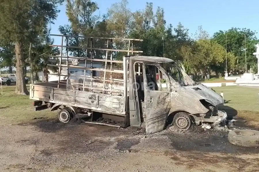 Grave susto: venía manejando cuando fue sorprendido por las llamas en su vehículo