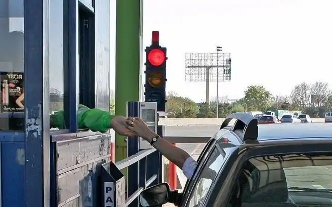 El Gobierno fijó multas de hasta 11 mil pesos por pasar el peaje sin pagar
