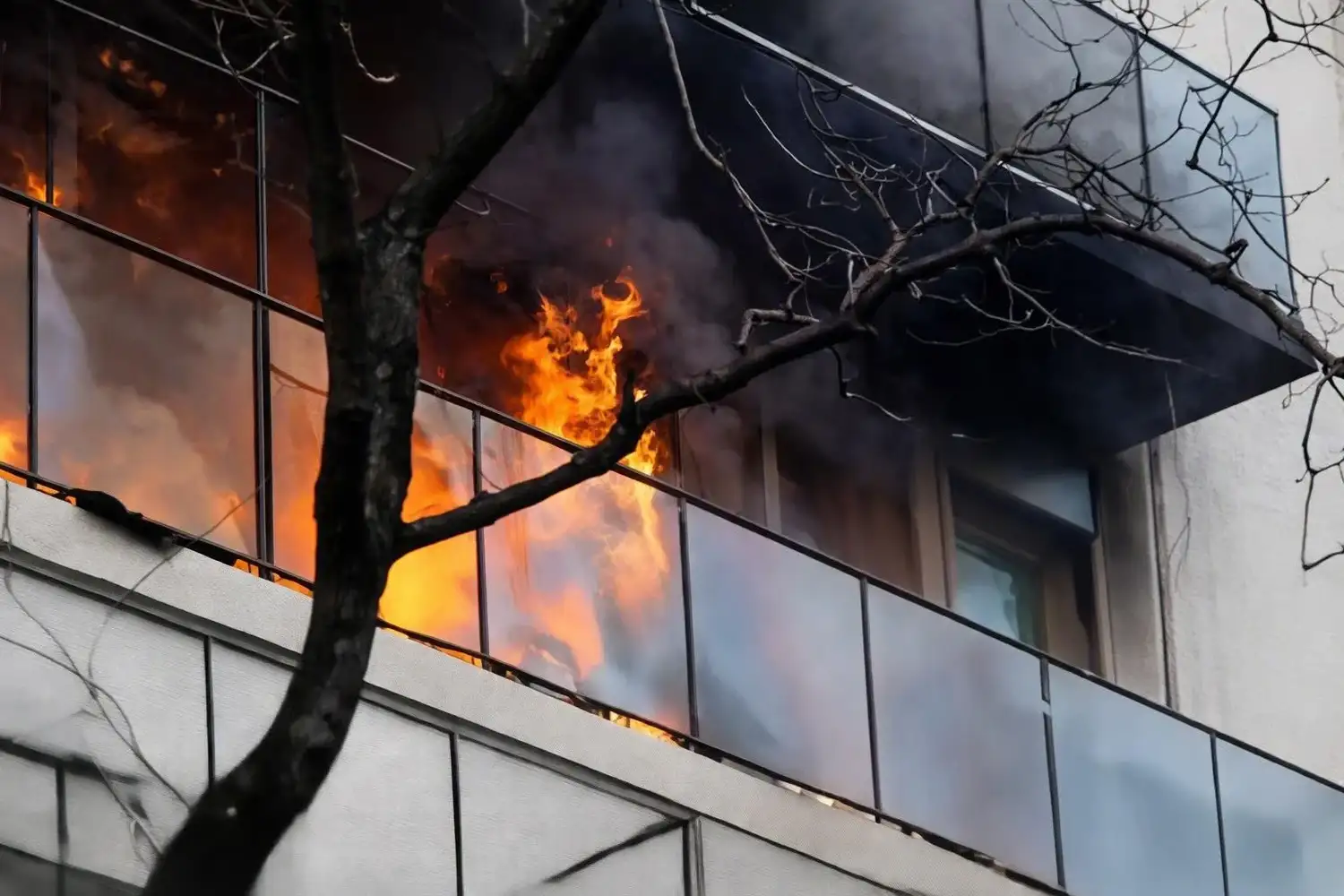 El fuego provocó una densa columna de humo que se expandió por el inmueble y las fincas linderas.