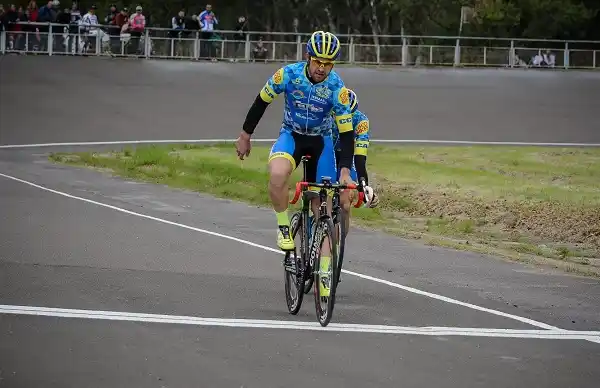 Exequiel Bauer ganó en el Premio Apertura de Acru en el Velódromo