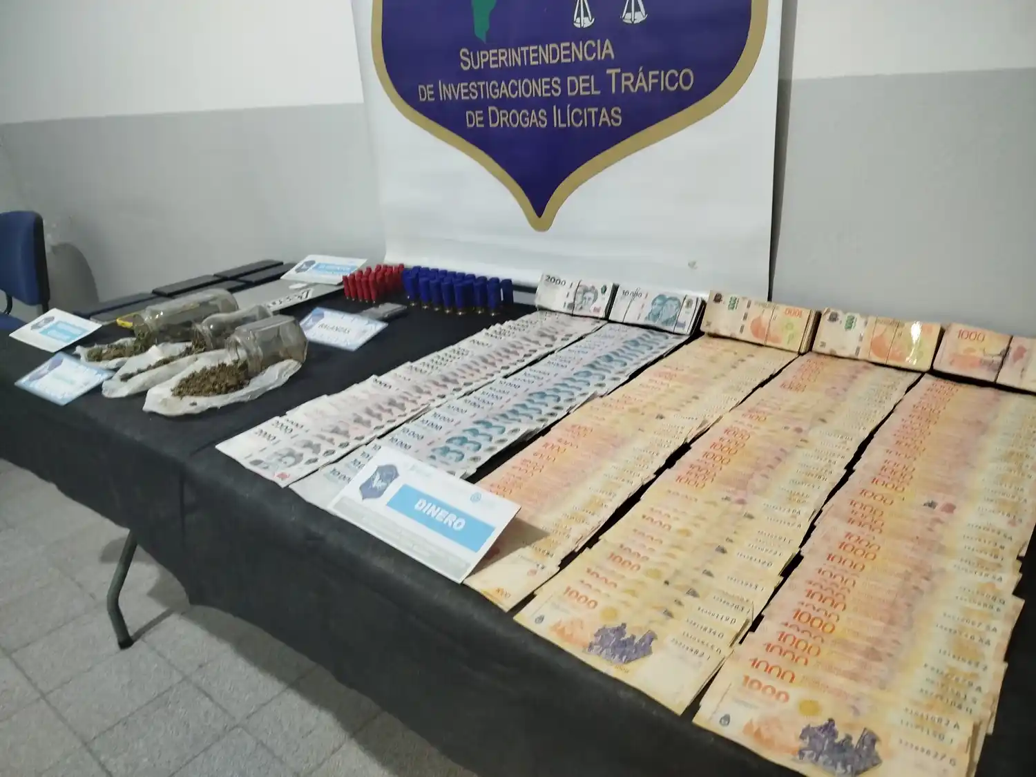 Tres viviendas registradas y secuestro de estupefacientes en operativo antidrogas