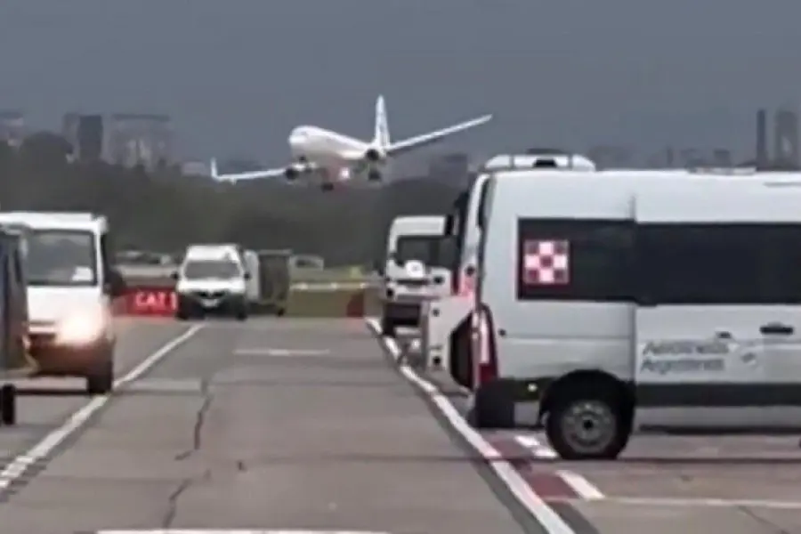 VIDEO | ¡Qué susto!: arriesgada maniobra de un avión en Aeroparque por los vientos