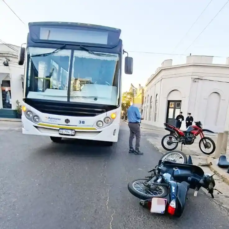 Choque entre un colectivo y dos motocicletas dejó dos personas hospitalizadas