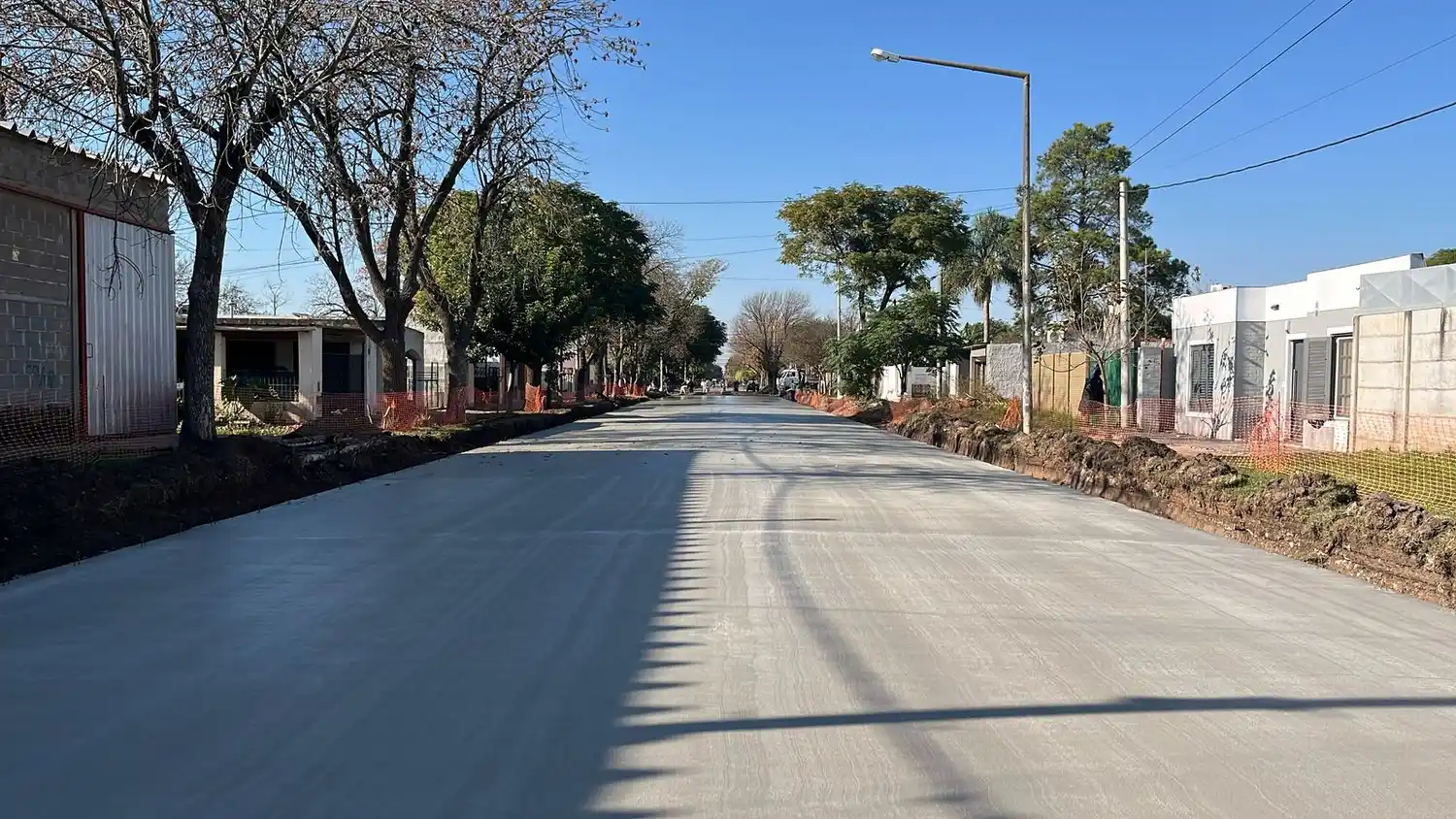 La avenida España con nueva cuadra de pavimento.