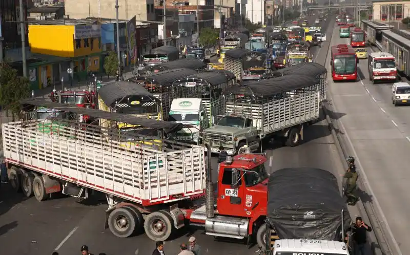 Camioneros advierten hacer un «ESTALLIDO SOCIAL» a Petro, tras inminente aumento del precio de la gasolina