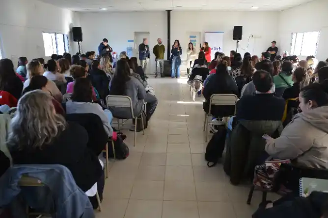 Capacitación sobre buen trato a niños y adolescentes reunió a más de cien participantes en Chascomús