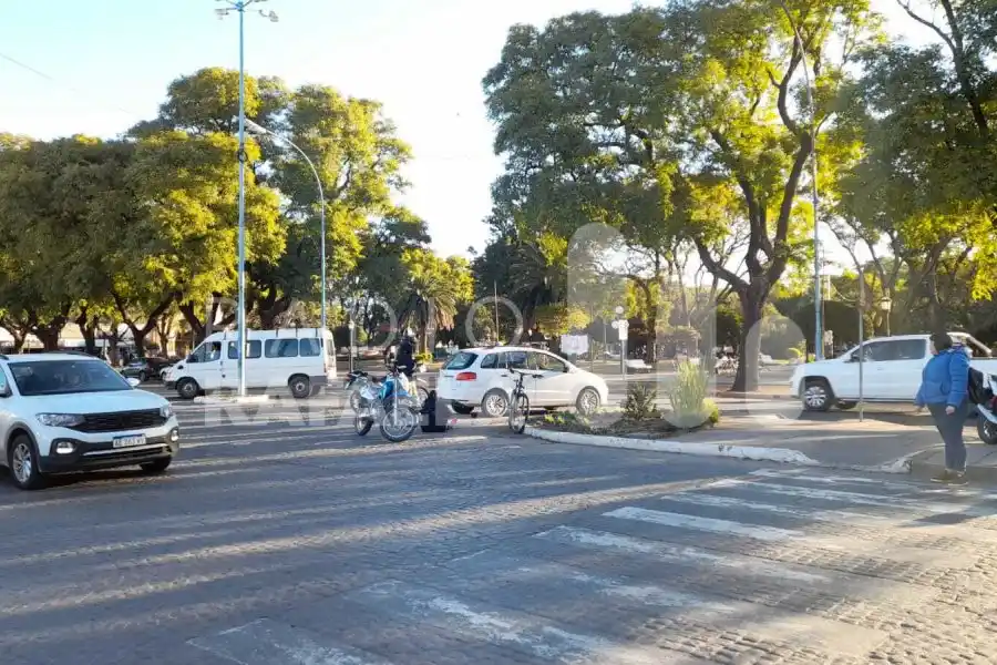 Accidente en el centro de la ciudad: una ciclista terminó lesionada