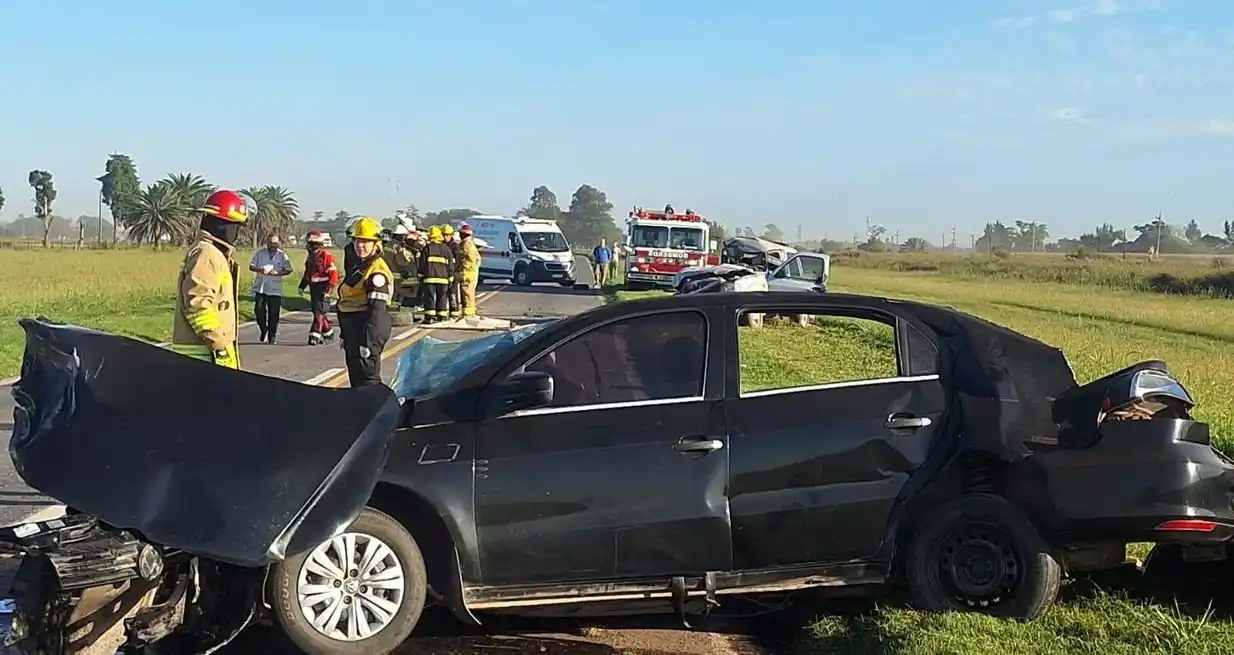 Así quedó uno de los vehículos que protagonizó el siniestro vial. La ruta se cortó durante unas horas. Crédito: Red San Genaro