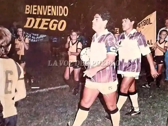 El ingreso de Maradona al césped del Antonio Mateo Catale