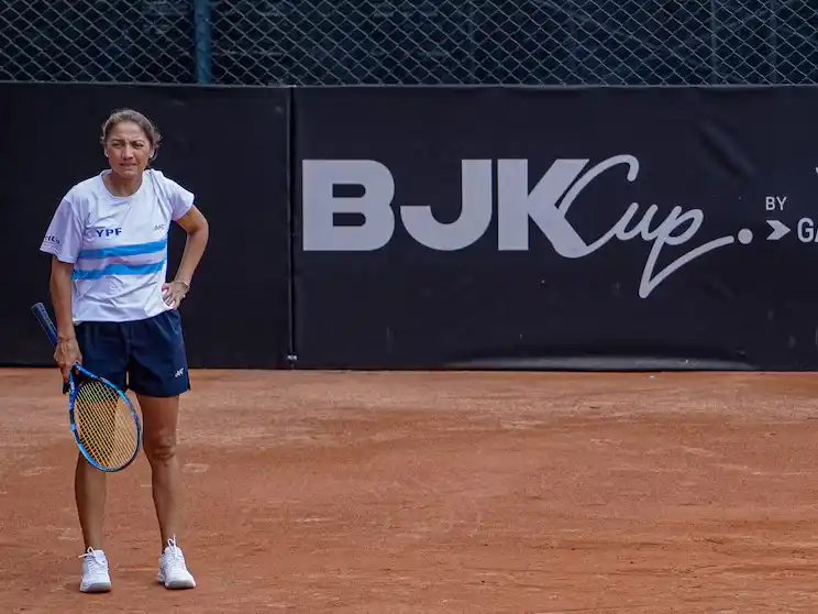 Paola Suárez inicia su ciclo al frente del equipo argentino en la Billie Jean King Cup . Foto: Prensa AAT)
