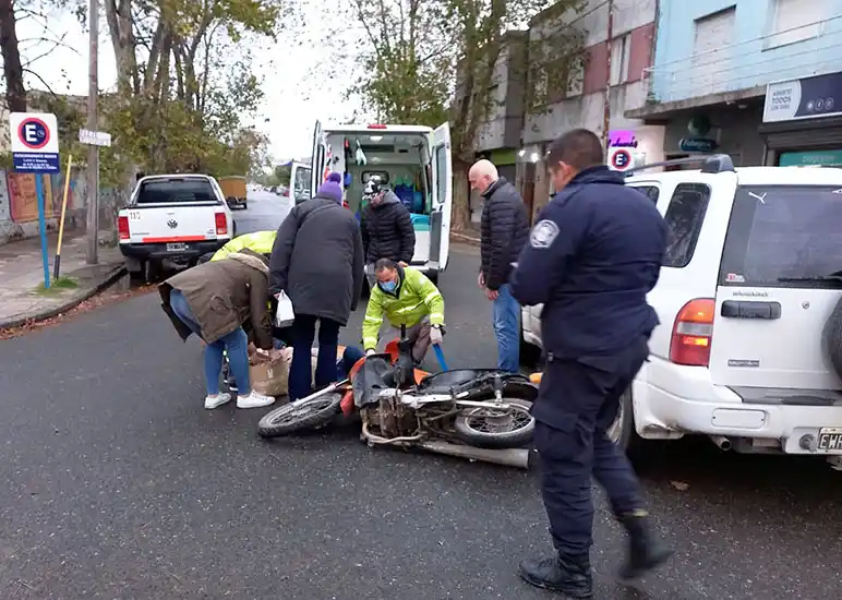 Motociclista herida, tras colisionar a una camioneta