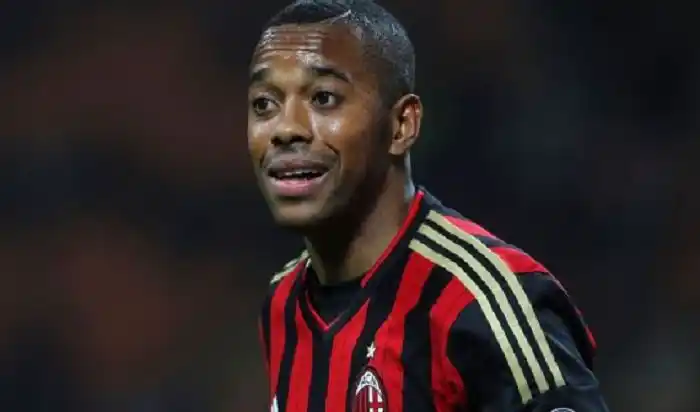 Justicia italiana condena a nueve años de prisión al futbolista Robihno por abuso sexual