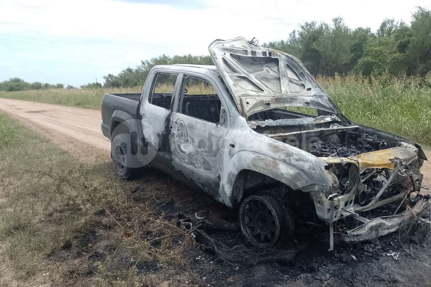 Gran susto: venía circulando en su camioneta cuando el vehículo empezó a incendiarse