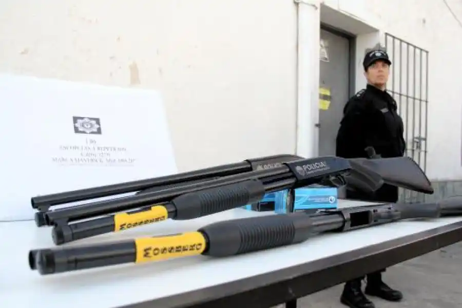 Incorporan 250 escopetas y 147 cascos balísticos para el personal policial