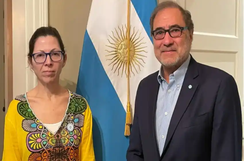 Llamativo look de Batakis en Estados Unidos: «Es una estrategia que busca desviar la atención»