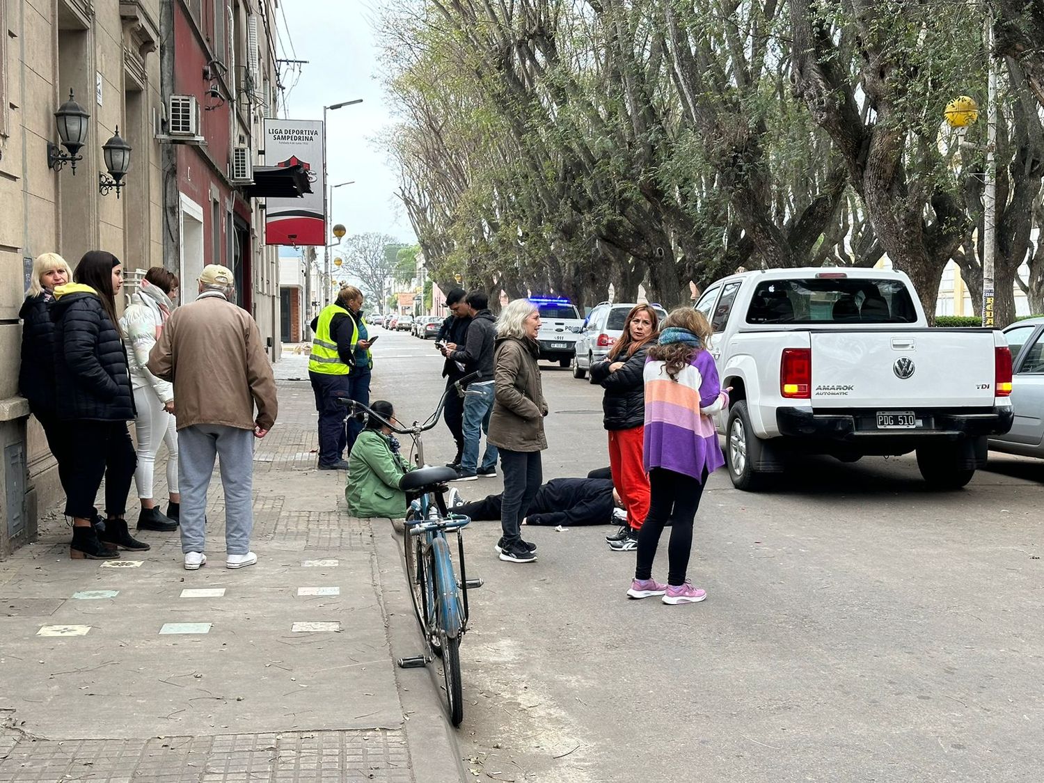 Accidente en pleno centro: moto chocó contra una camioneta estacionada en doble fila