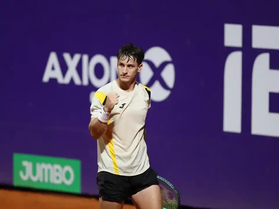 Camilo Ugo Carabelli durante su triunfo en octavos de final. Foto: IG @iebmasargopen.