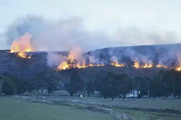 Feroz incendio arrasa con 200 hectáreas en Sierra de los Padres 