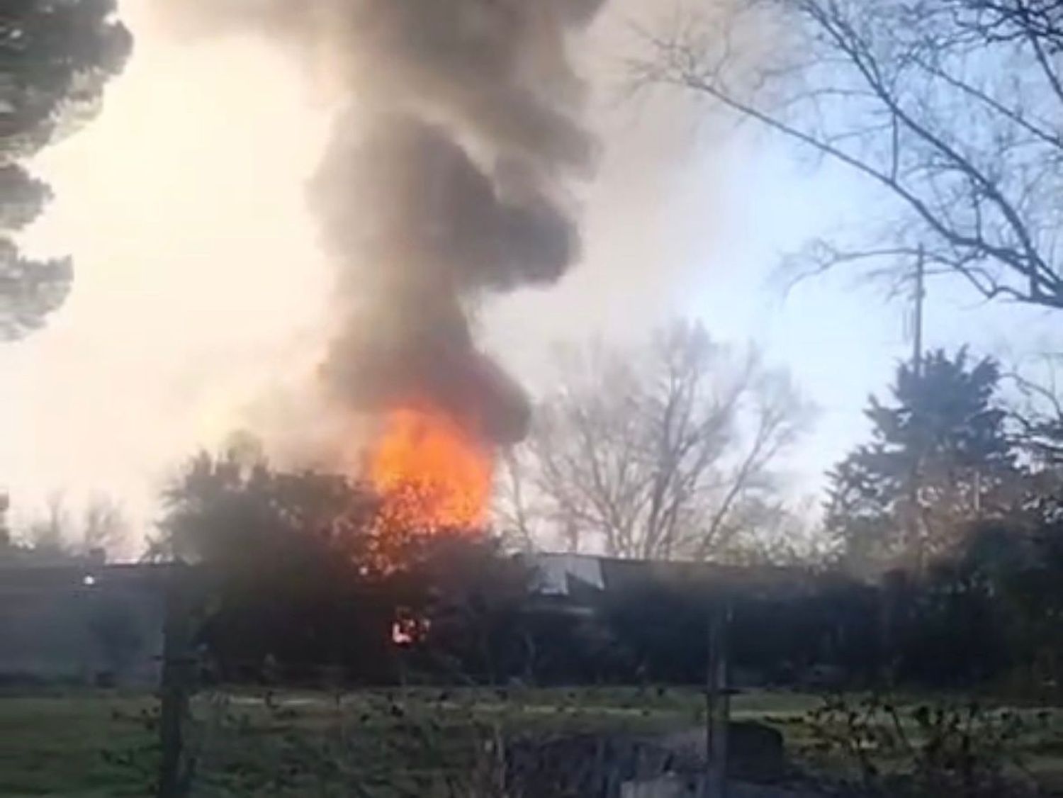 Bomberos sofocan un incendio en Lisandro de la Torre y Beltrán.