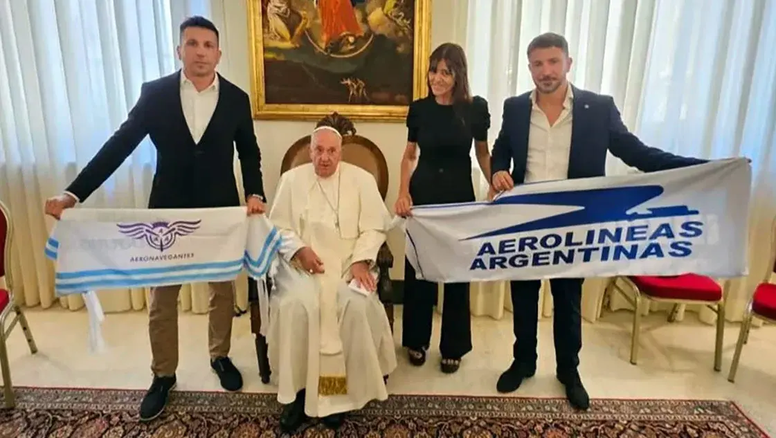 El papa Francisco posó con sindicalistas y una bandera de Aerolíneas Argentinas