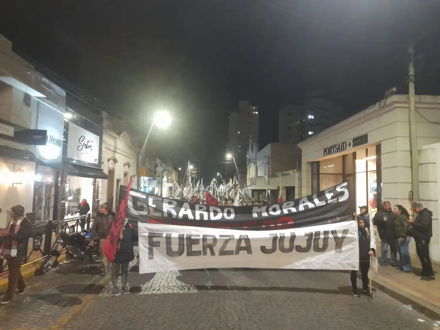 La columna de una cuadra de extensión, marchó por el centro tandilense al grito de "Fuera Morales".
