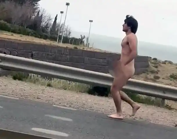 Un hombre salió a correr totalmente desnudo por la ruta
