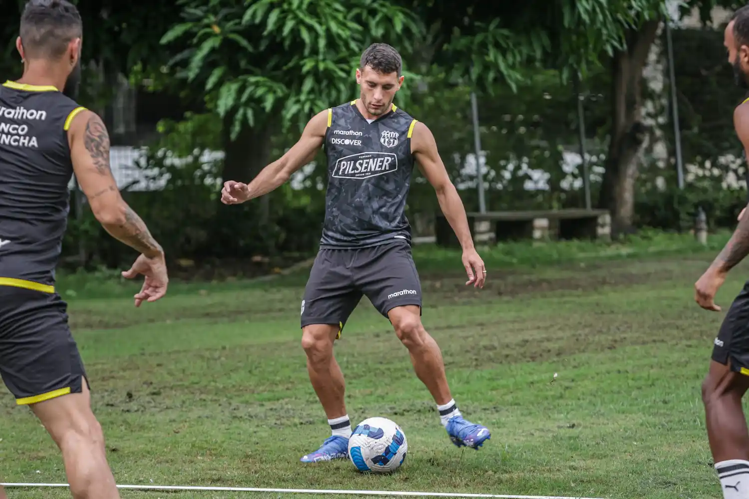 “Emma” Martínez y Barcelona van a Uruguay para el debut