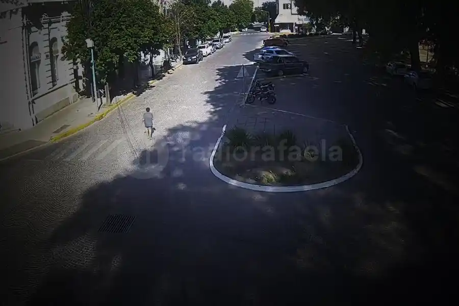 Dos “lavacoches” terminaron a los piedrazos en pleno centro de la ciudad