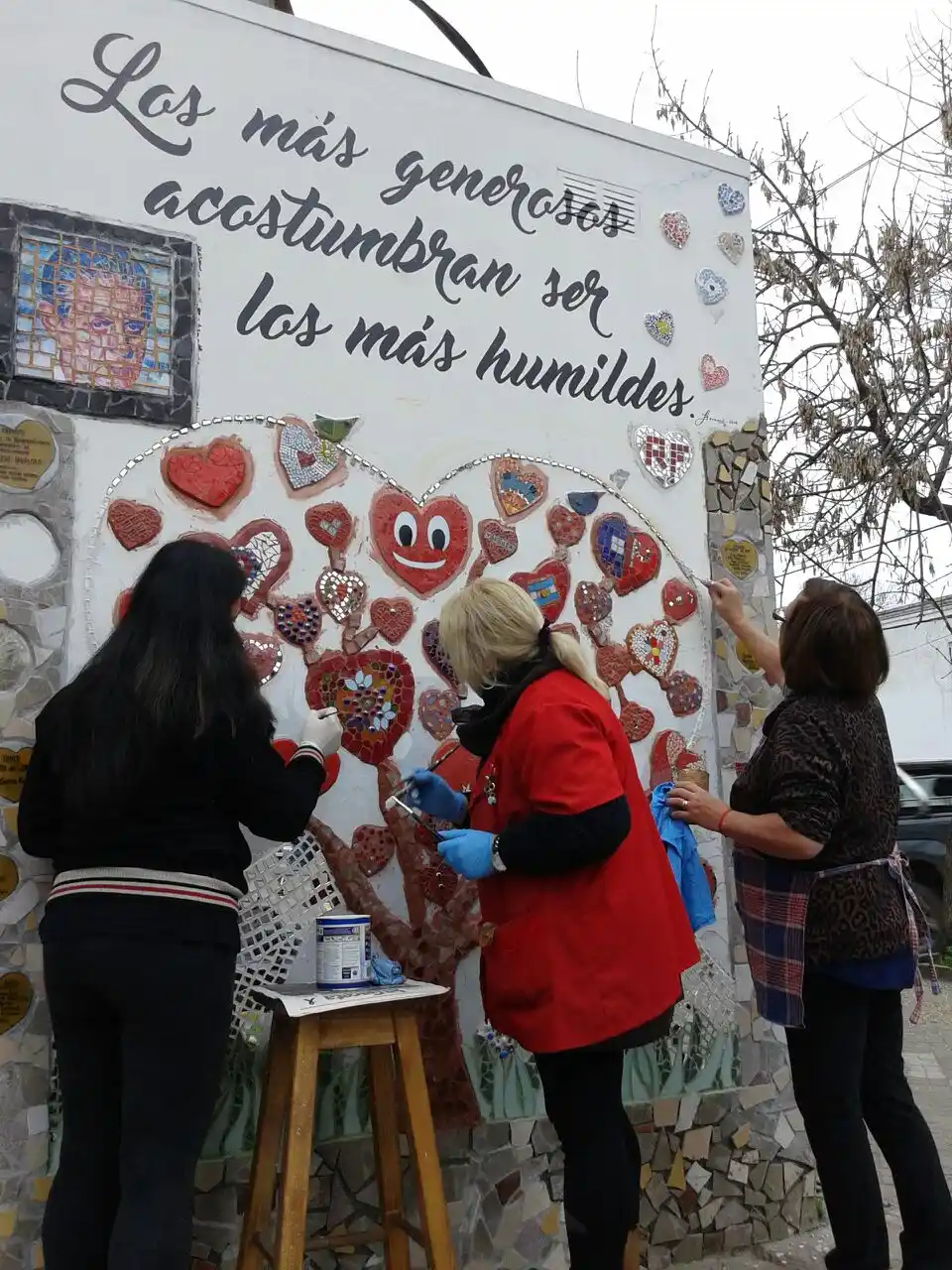 Rosario le rinde homenaje a Favaloro con dos murales