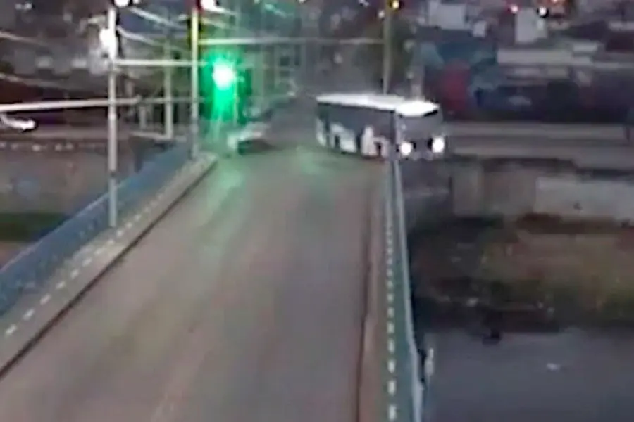 "Pensé que me moría" el crudo testimonio de un pasajero que iba en el colectivo que cayó del puente