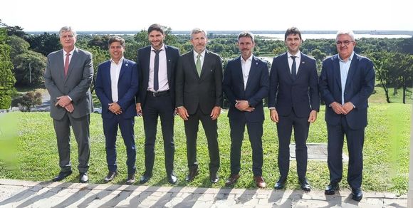 En Paraná, seis gobernadores alzaron la voz para discutir el reparto de cargas de Nación e ingresos a las provincias