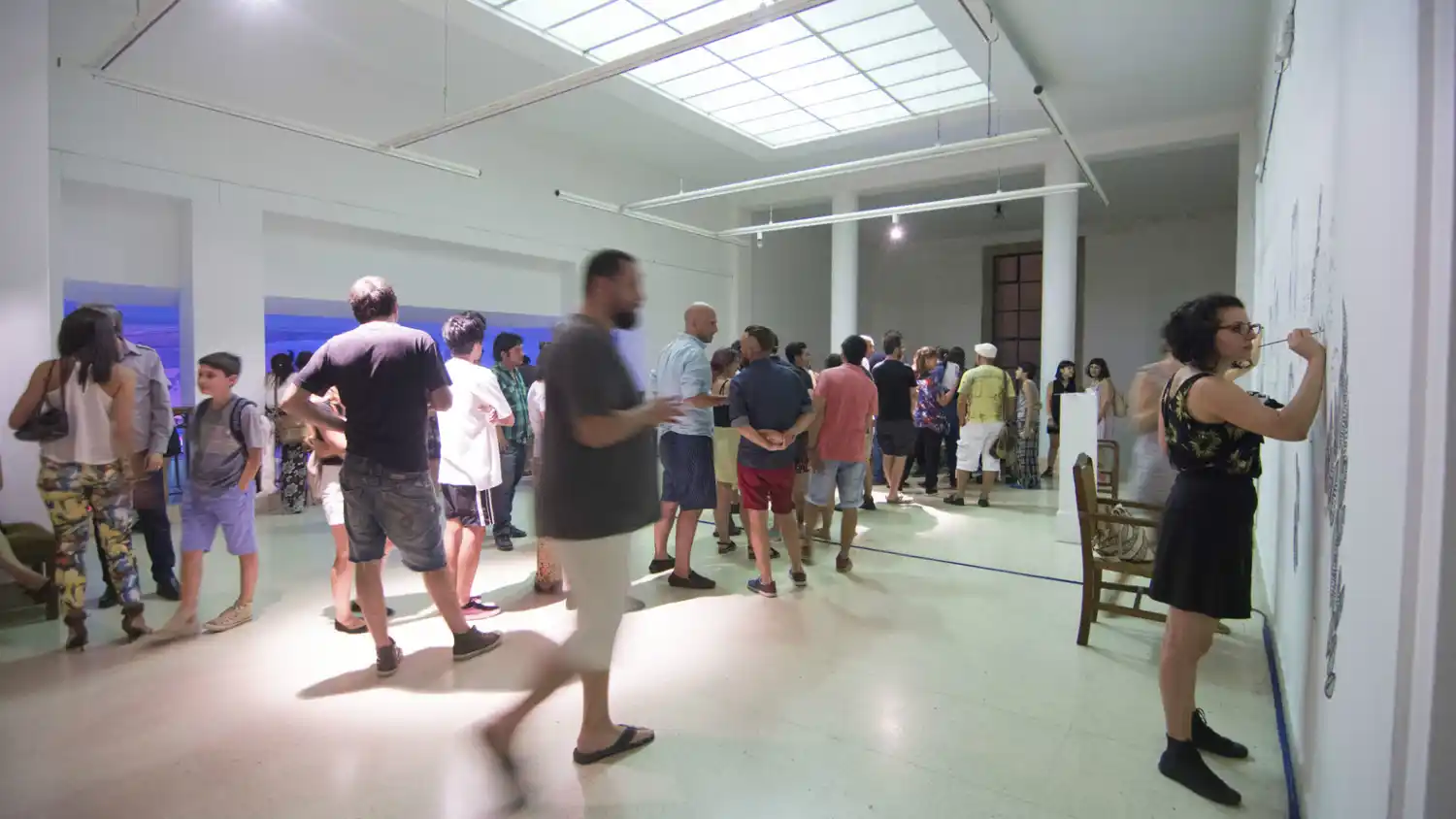 Jóvenes artistas dibujan en vivo en el Rosa Galisteo