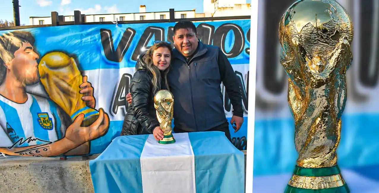 Un taxista compró la réplica de la Copa del Mundo y sorprendió a sus vecinos