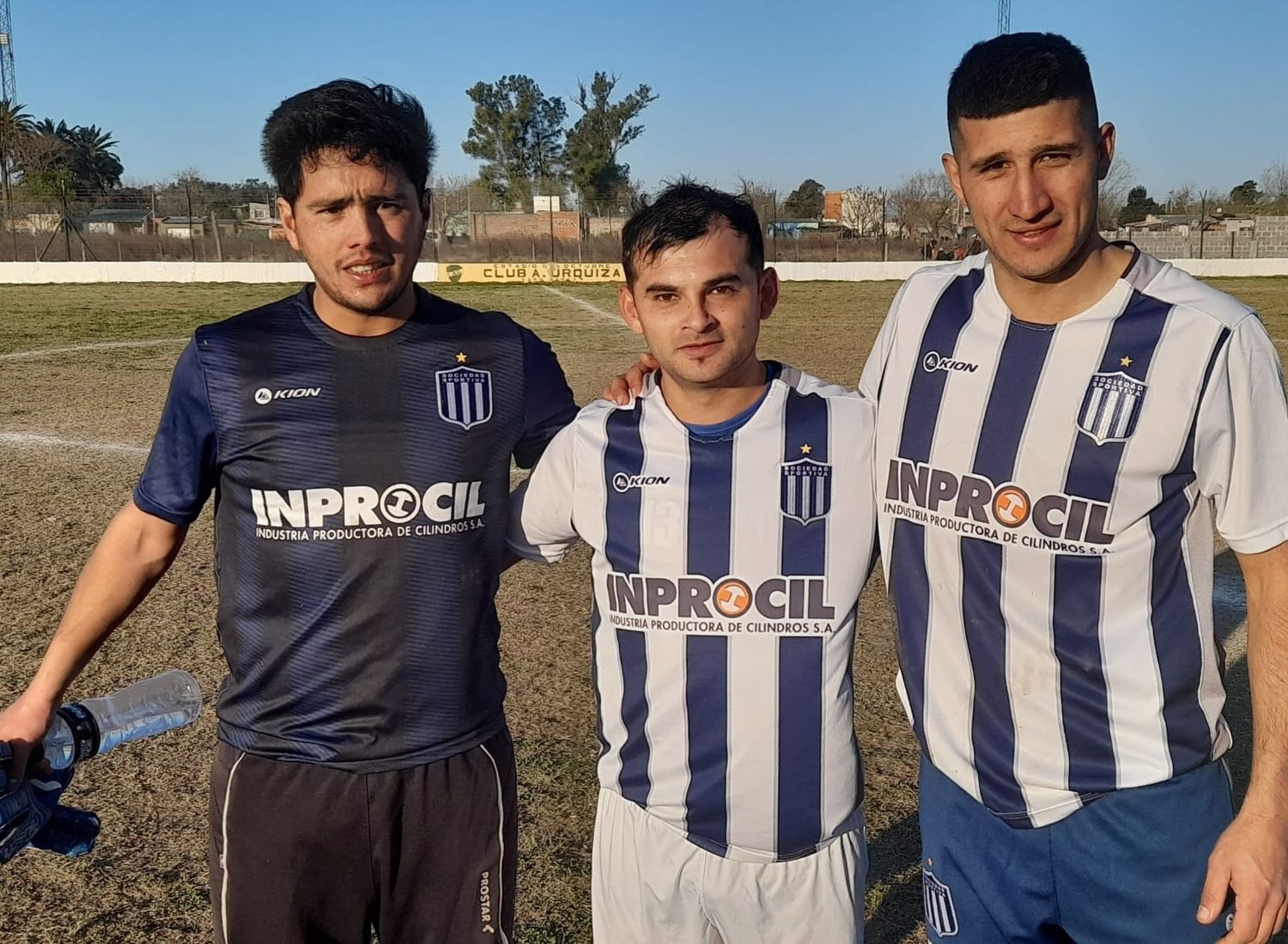 Si bien todo el plantel de Sportiva jugó para ganar un partido complicado, quienes vemos en la gráfica fueron claves: Lucas Britos tapó dos mano a mano increíbles a puro reflejo; Juan Pablo Azorín selló el partido con su conquista y Maximiliano Leguizamón con un golazo abrió el camino al triunfo.