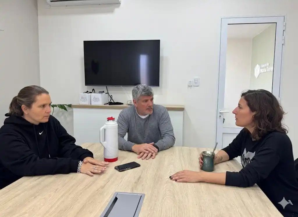 La senadora (derecha) junto al presidente comunal Gonzalo Goyechea y la vice, Danisa Perotti.