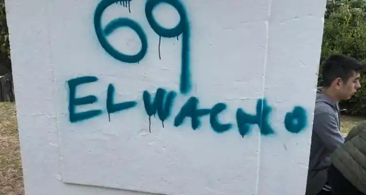Volvieron a vandalizar la Pirámide de Mayo en el parque José Novau