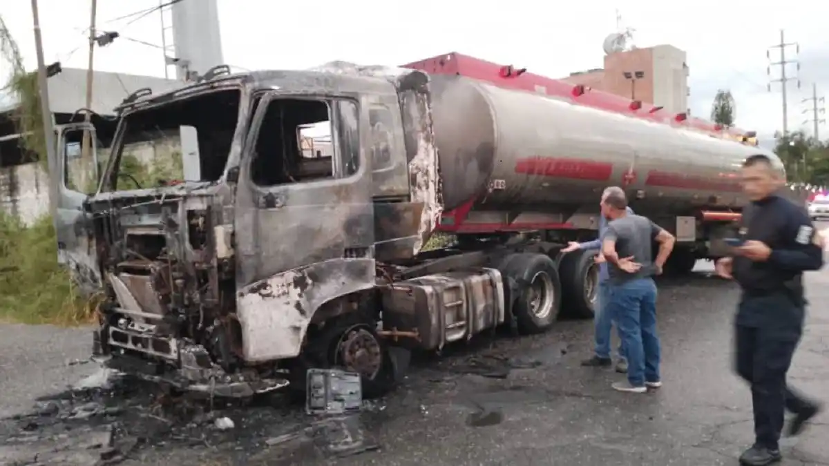 ¡SALIENDO DEL LLENADERO! SE INCENDIA GANDOLA cargada de combustible en la carretera vieja Guarenas – Guatire este #13Mar