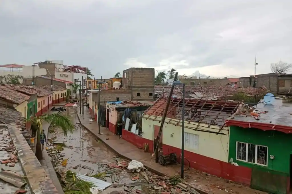 Roslyn se degradó a tormenta tropical en México y dejó dos muertos