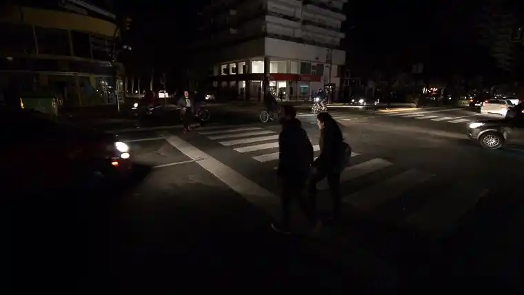 Un apagón afectó a Rosario y a localidades de la región