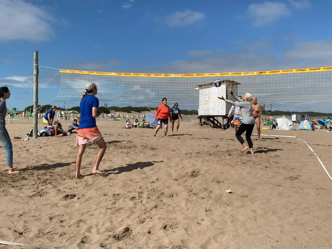Jugadores de Newcochea en una jornada de Beach Newcom