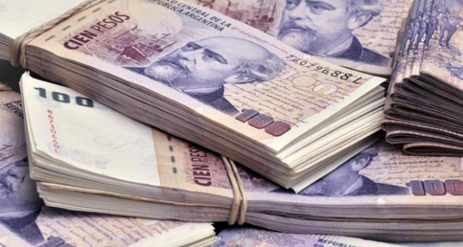 Perdió el sueldo al salir del banco y una señora se lo devolvió