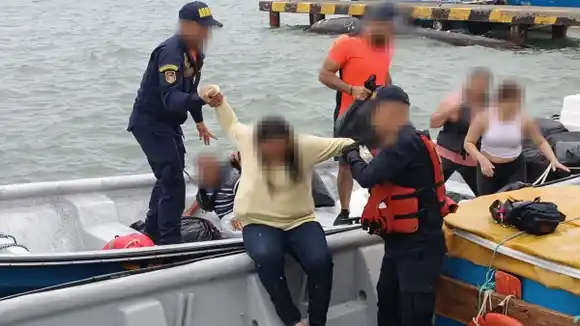 Armada de Colombia rescata a 31 migrantes abandonados en San Andrés, entre ellos 16 venezolanos (FOTOS+VIDEO)