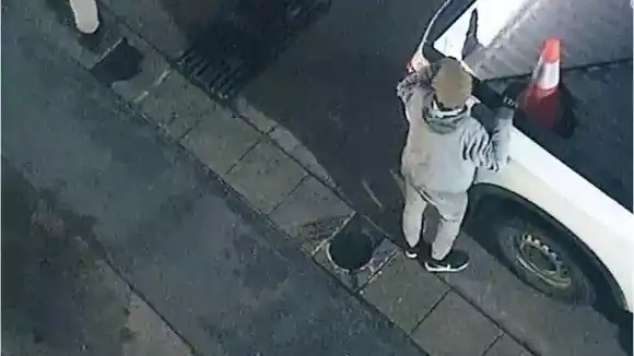 Atraparon a un “cuidacoches” que rompió los vidrios de una camioneta y robó elementos