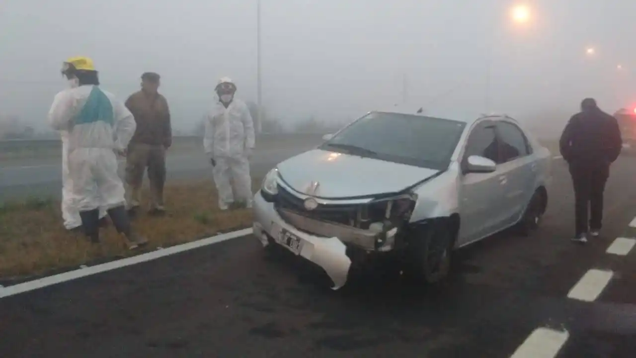 Un auto despistó e impactó contra una señalética en plena Ruta 12