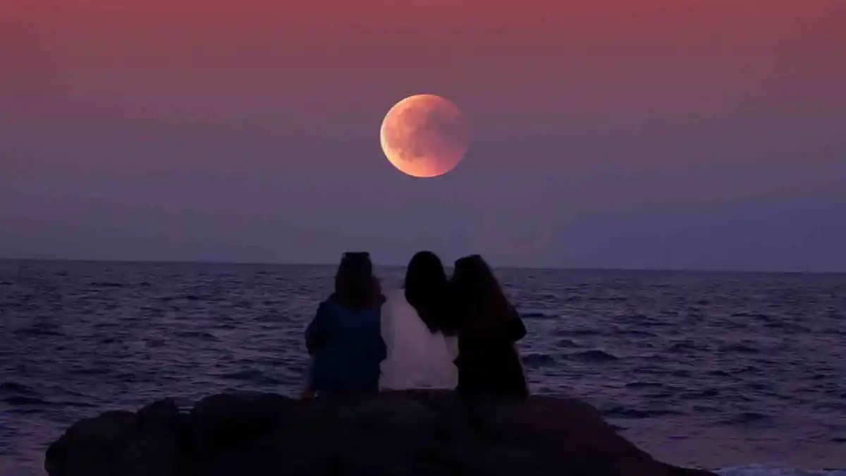 TRES FENÓMENOS EN DOS DÍAS: la luna de flores llega brillante, se convierte en superluna y luego un eclipse total la viste de rojo