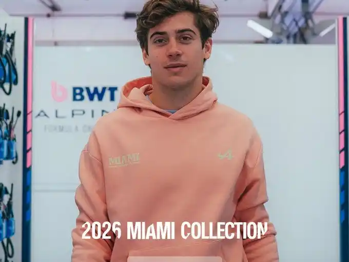 Colapinto luciendo la nueva ropa de Alpine para el GP de Miami .Se puede comprar en el sitio oficial de la escuderia. Foto: ALpine