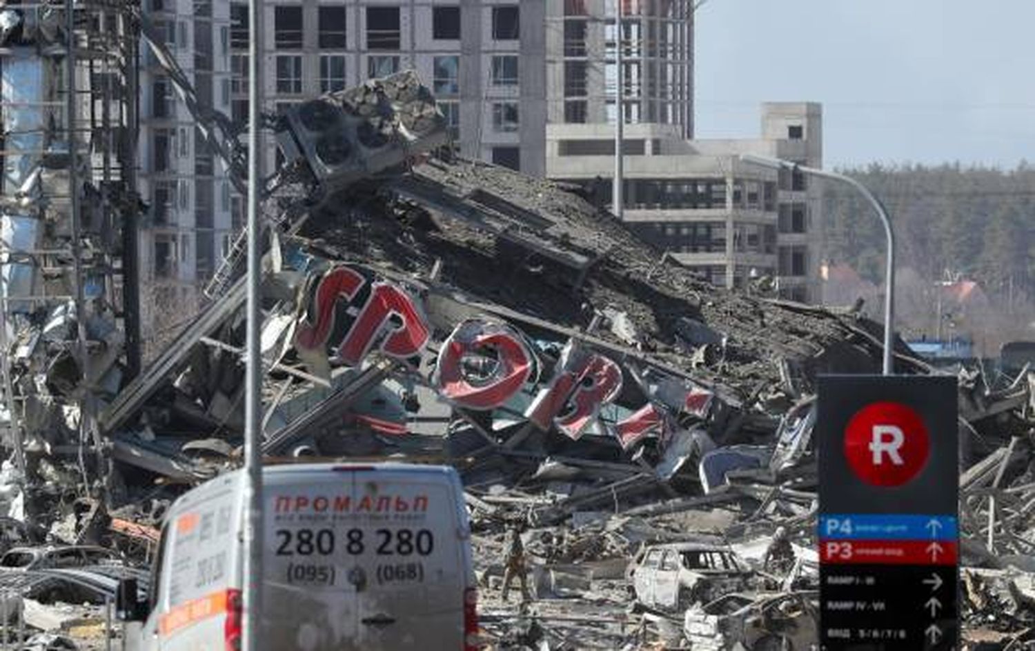 La guerra está más presente en Kiev, con un bombardeo ruso a un centro comercial